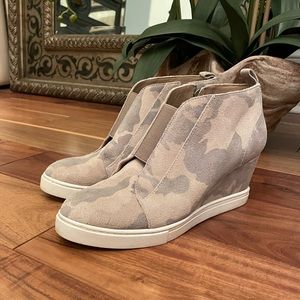 Linea Paolo wedge sneaker shoes size 7 Felicia platform shoes camouflage suede